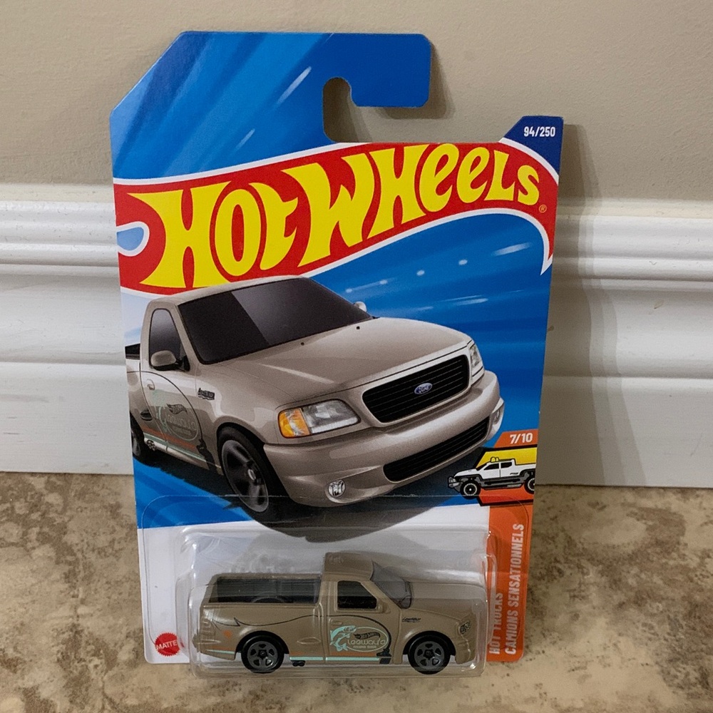 Hot Wheels 99 F150 SVT Lightning Tan Pickup Truck 94/250 or 7/10 JBB53
